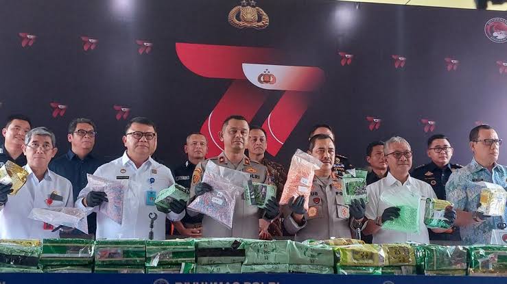 Dirtipidnarkoba Bareskrim Polri Brigjen Pol Mukti Juharsa didampingi Kabareskrim Komjen Agus Andrianto memberikan keterangan pengungkapan kasus narkoba di kawasan Aceh Utara dengan barang bukti sabu seberat 348 kg