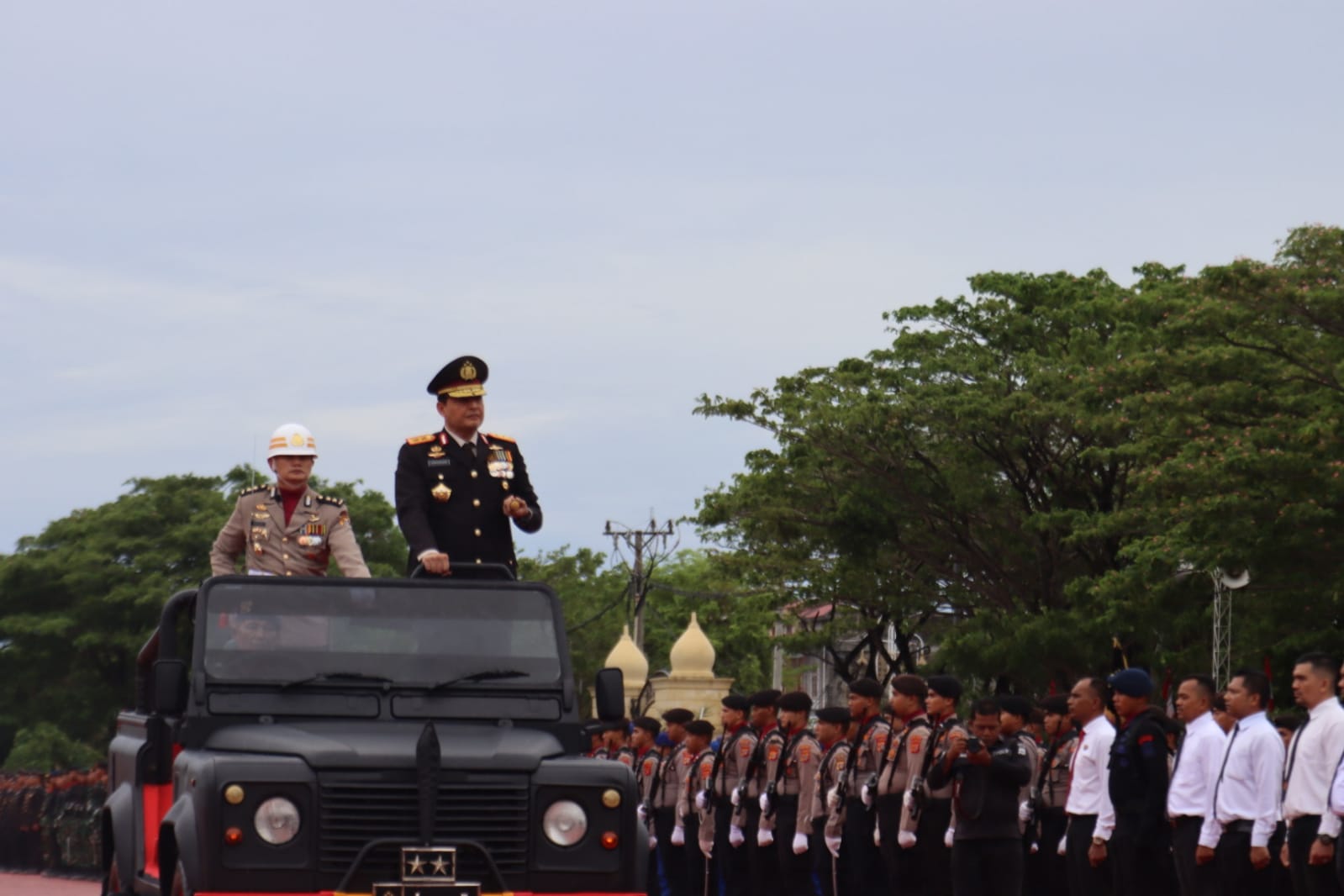 Kapolda Aceh Irjen Pol Ahmad Haydar menjadi Inspektur Upacara (Irup) Hari Bhayangkara ke-77 Tahun 2023 di lapangan Mapolda Aceh, Sabtu pagi (1/7)