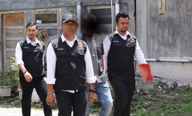 Polresta Banda Aceh menangkap mantan Keuchik Ulee Lheue, DA (52), setelah ditetapkan tersangka korupsi pengadaan lahan pusat zikir Nurul Arafah Islamic Center