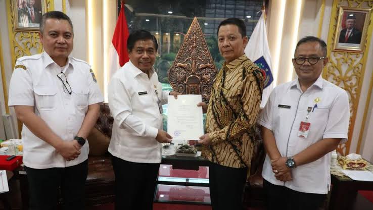 Sekjen Kemendagri Suhajar Diantoro menyerahan Keppres perpanjangan jabatan Achmad Marzuki sebagai Pj Gubernur Aceh, Rabu siang (5/7/2023) di Kemendagri, Jakarta
