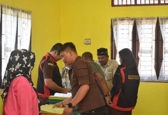 Tim Jaksa Penyidik Bidang Tindak Pidana Khusus Kejari Bireuen menggeledah Kantor Program Nasional Pemberdayaan Masyarakat (PNPM) Kecamatan Gandapura Bireuen, Kamis (6/7)