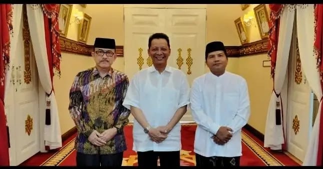 Ketua MPU Aceh Tgk H Faisal Ali (kanan) bersama Pj Gubernur Aceh Achmad Marzuki