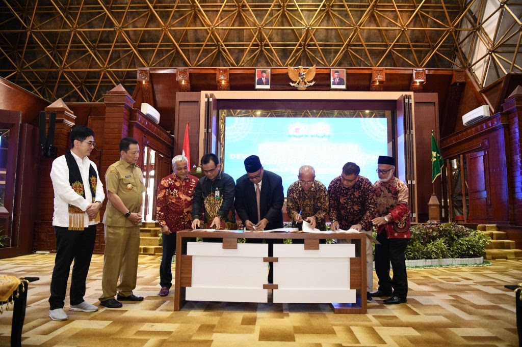 Pj Gubernur Aceh Achmad Marzuki dan Ketua Kadin Indonesia Arsjad Rasjid menyaksikan penandatanganan MoU kerja sama antara USK, Bank Aceh, AKAOGAS, Kadin Aceh dan Wali Nanggroe pada acara pengukuhan Dewan Pengurus Aceh, di Anjong Mon Mata Banda Aceh, Senin (10/7)