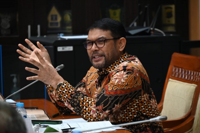 Anggota Komisi III DPR RI M Nasir Djamil saat mengikuti Rapat Kerja Komisi III Tentang RUU Narkotika di Gedung Nusantara II, Senayan, Jakarta, Senin (10/7)