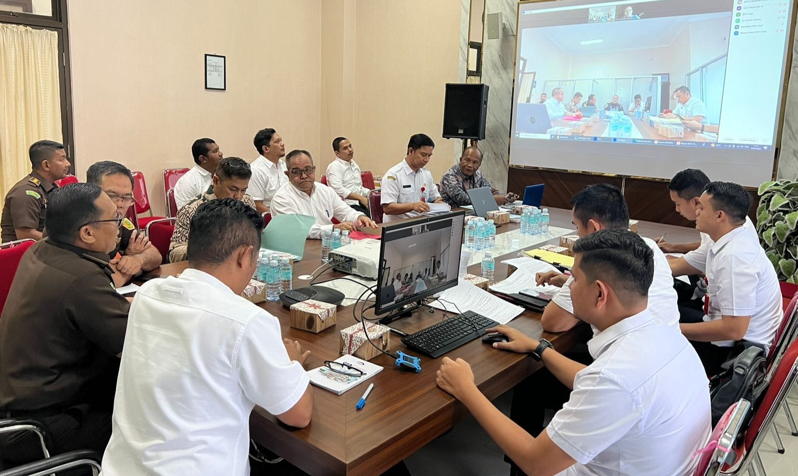Penyidik Ditreskrimsus Polda Aceh dan JPU menggelar FGD untuk menyamakan persepsi terkait kasus korupsi beasiswa di aula Tindak Pidana Khusus Kejati Aceh, Rabu, 12 Juli 2023