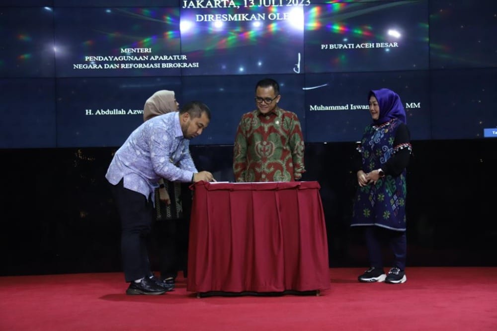 Pj Bupati Aceh Besar Muhammad Iswanto menandatangani berita acara peresmian Mal Pelayanan Publik (MPP) Aceh Besar, disaksikan Menteri PAN-RB Abdullah Azwar Anas di aula Kementerian PAN-RB di Jakarta, Kamis (13/7)