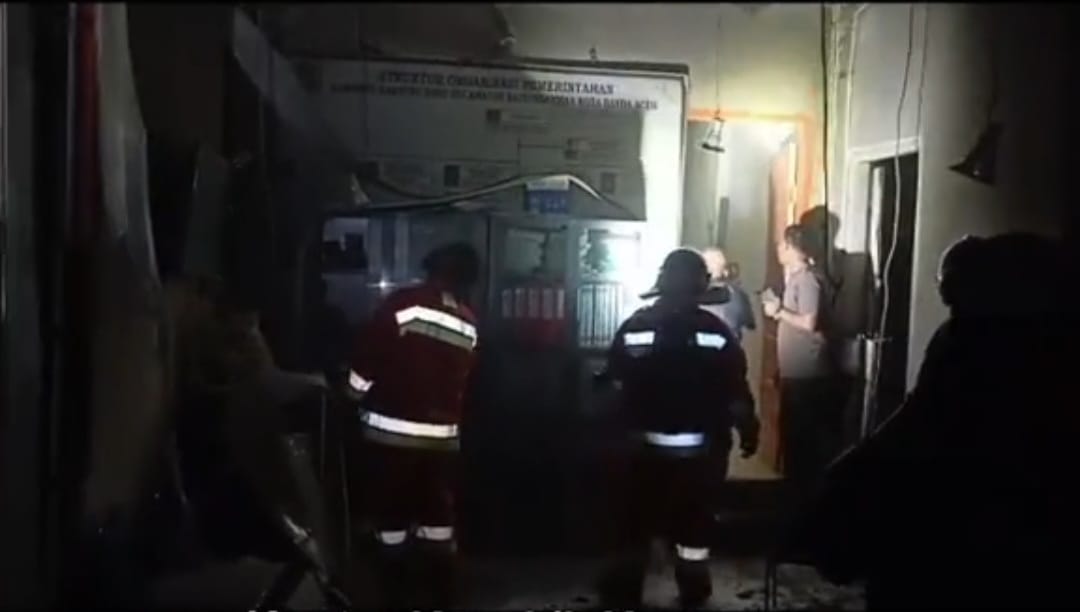 Kantor Keuchik Kampung Baru Kecamatan Baiturrahman Kota Banda Aceh terbakar Kamis malam (13/7)
