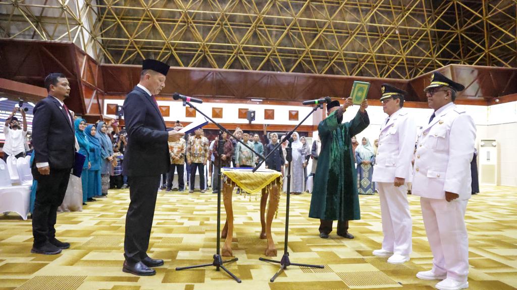 Pj Gubernur Aceh Achmad Marzuki atas nama Mendagri melantik dan mengambil sumpah jabatan Dr Mahyuzar MSi sebagai Pj Bupati Aceh Utara dan Amiruddin sebagai Pj Wali Kota Banda Aceh di Anjong Mon Mata Banda Aceh pada Jum'at sore (14/7)