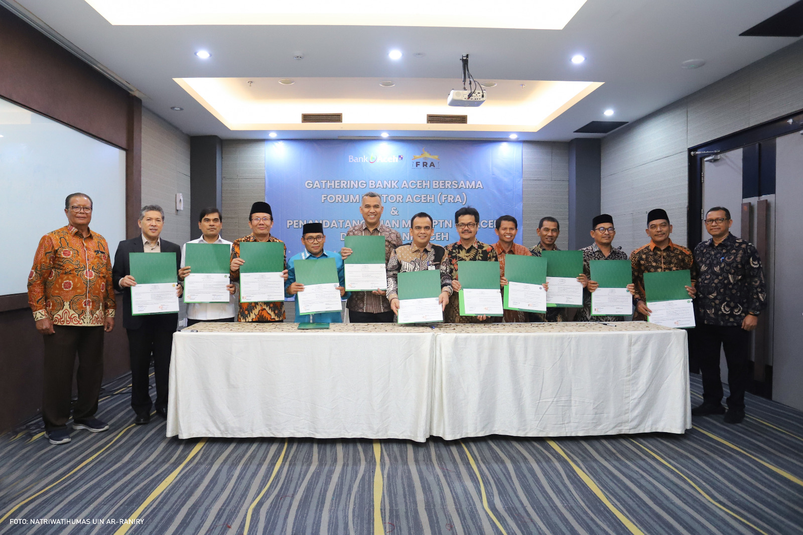 Pimpinan Perguruan Tinggi Negeri (PTN) se-Aceh menandatangani MoU dengan Bank Aceh Syariah di Hotel Kyriad Muraya Banda Aceh, Jum'at (14/7)