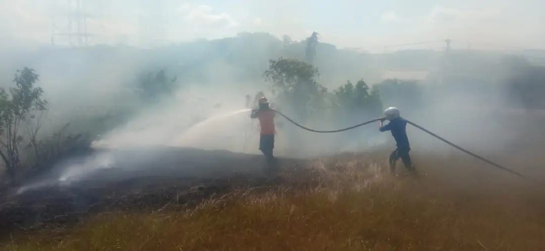 Kebakaran hutan dan lahan (Karhutla) kembali terjadi di wilayah Aceh Besar pada Ahad (16/7) di Gampong Iboeh Kecamatan Seulimuem pada pukul 14.30 WIB