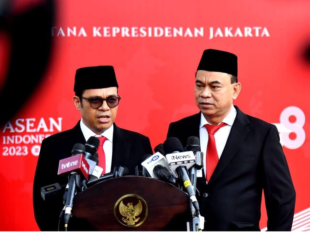 Menkominfo Budi Arie dan Wamenkominfo Nezar Patria (berkacamata) usai dilantik di Istana Negara pada Senin (17/7)