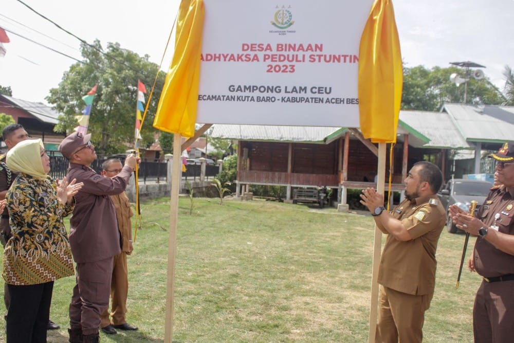 Kajati Aceh Bambang Bachtiar bersama Pj Bupati Aceh Besar, Muhammad Iswanto saat peresmian Desa Binaan Adhyaksa Peduli Stunting 2023 di Gampong Lamceu, Kecamatan Kuta Baro, Aceh Besar, Senin (17/7)