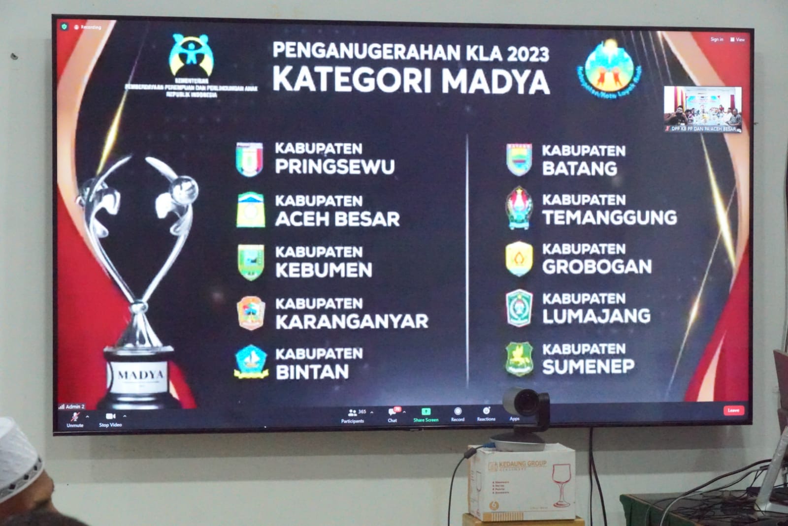 Aceh Besar menerima penghargaan KLA tingkat madya secara virtual di aula Dekranasda Aceh Besar, Gampong Gani, Kecamatan Ingin Jaya, Sabtu malam (22/7/2023)