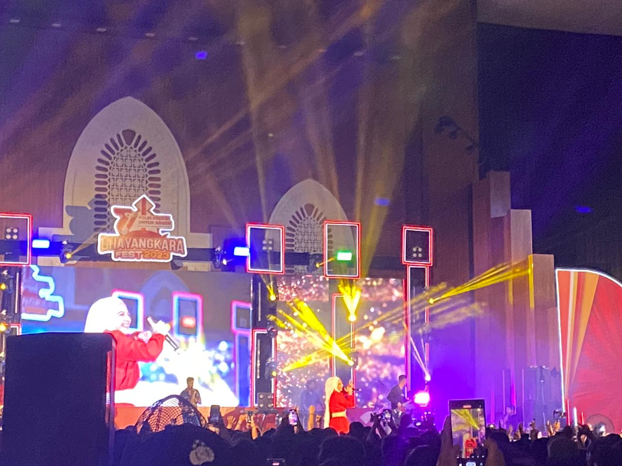 Penampulan artis ibu kota Tiwi T2 dan Andra Bagindas Pukau pengunjung Bhayangkara Fest 2023 di Balee Meuseuraya Aceh Kota Banda Aceh, Ahad (23/7) malam