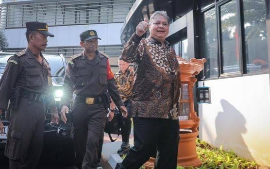 Menko Perekonomian Airlangga Hartarto tiba di Gedung Bundar Kejaksaan Agung, Jakarta, Senin (24/7). Kedatangan Airlangga Hartarto memenuhi panggilan sebagai saksi dan dimintai keterangan terkait kasus korupsi ekspor CPO atau bahan baku minyak goreng
