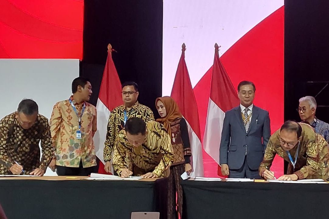 Pj Gubernur Aceh Achmad Marzuki dan Kepala BPMA Teuku Mohamad Faisal menandatangani Kontrak Kerja Sama Wilayah Kerja Eksplorasi Bireuen-Sigli bersama Menteri ESDM Arifin Tasrif, pada pembukaan the 47th IPA Convention & Exhibition di Indonesia Convention Exhibition BSD City, Tangerang Selatan, Selasa (25/7)