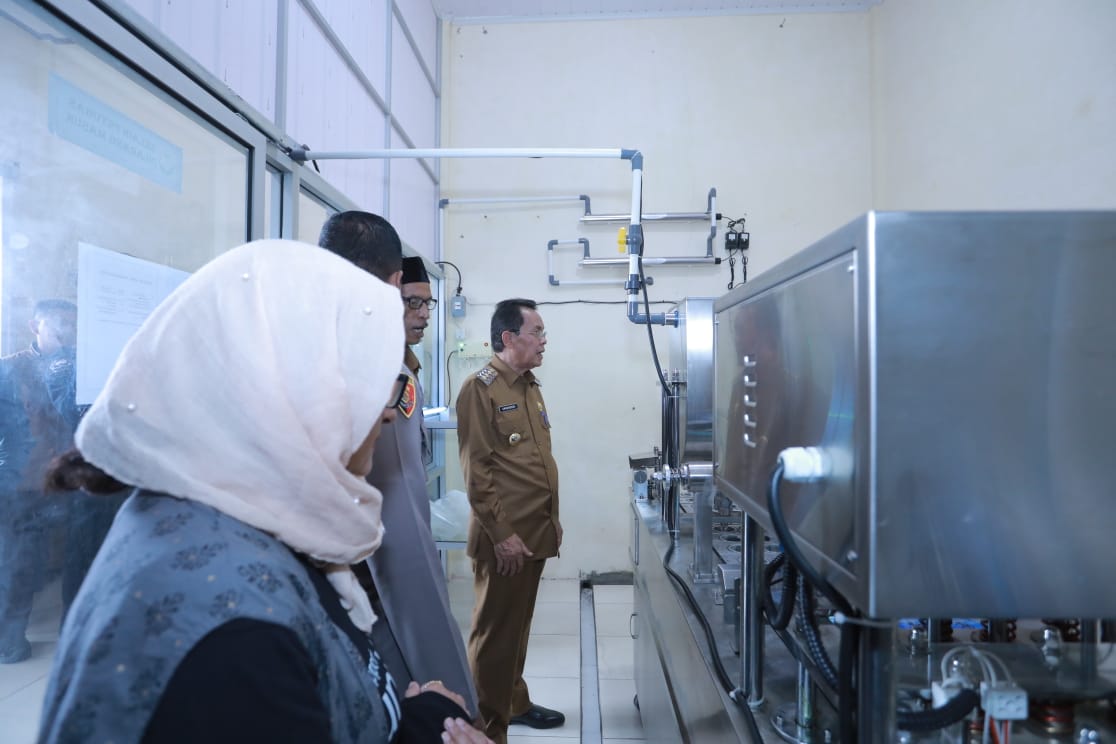 Peresmian unit usaha air minum kemasan BUMG Timoh Beusaree Gampong Lambhuk oleh Pj Wali Kota Banda Aceh Amiruddin, Selasa (25/7)