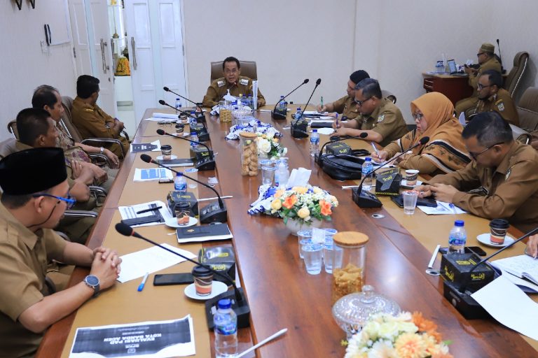 Pj Wali kota Kota Banda Aceh Amiruddin memimpin rapat evaluasi Pendapatan Asli Daerah (PAD) di ruang rapat pendopo, Selasa (25/7)