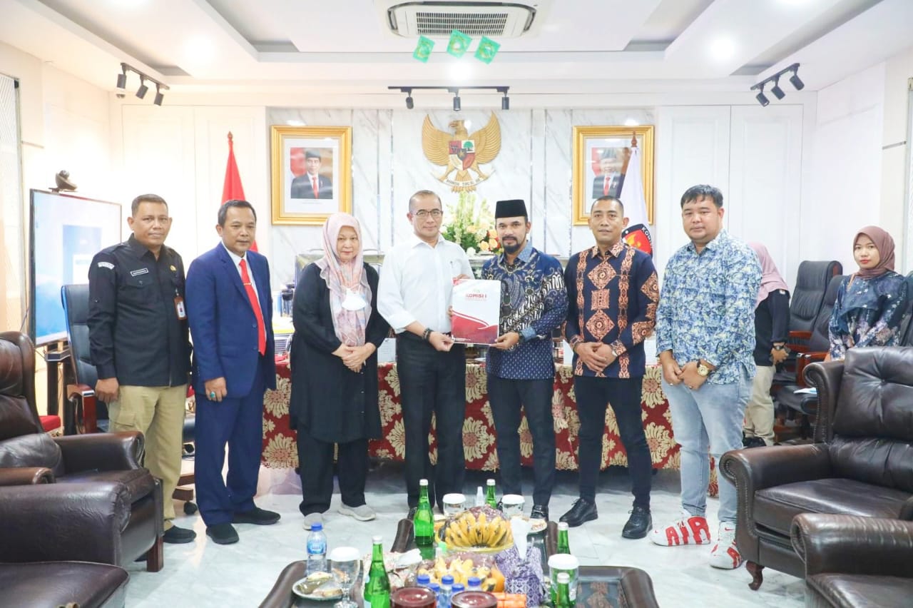 Ketua Komisi I DPRA menyerahkan dokumen 7 nama Komisioner KIP Aceh terpilih kepada Ketua KPU RI di Jakarta, Rabu (26/7)