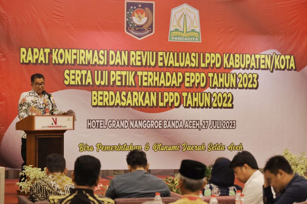 Dirjen Otonomi Daerah Kemendagri Akmal Malik memberikan sambutan serta arahan pada Rapat Konfirmasi dan Review Evaluasi LPPD Kabupaten/Kota serta Uji Petik Terhadap EPPD Tahun 2023 berdasarkan LPPD Tahun 2022 di Hotel Grand Nanggroe Banda Aceh, Kamis (27/7)