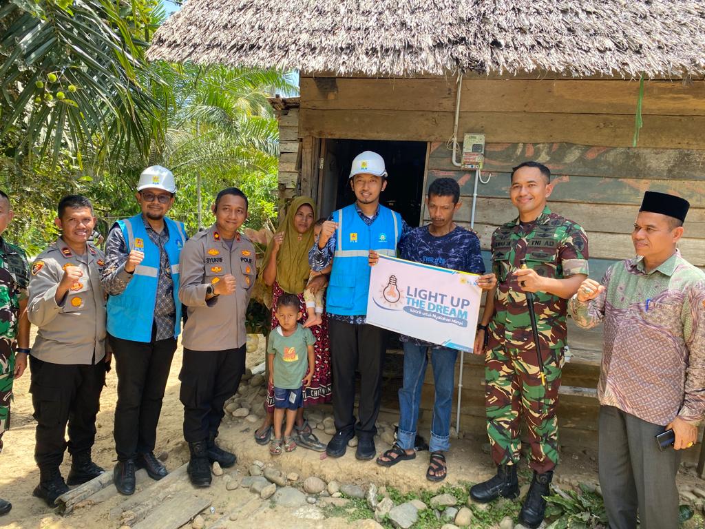 Kodim 0103/Aceh Utara bersama PLN UP3 Lhokseumawe membantu pasang listrik secara gratis untuk dua rumah warga kurang mampu, di kawasan Cot Girek, Aceh Utara, Ahad (30/7)