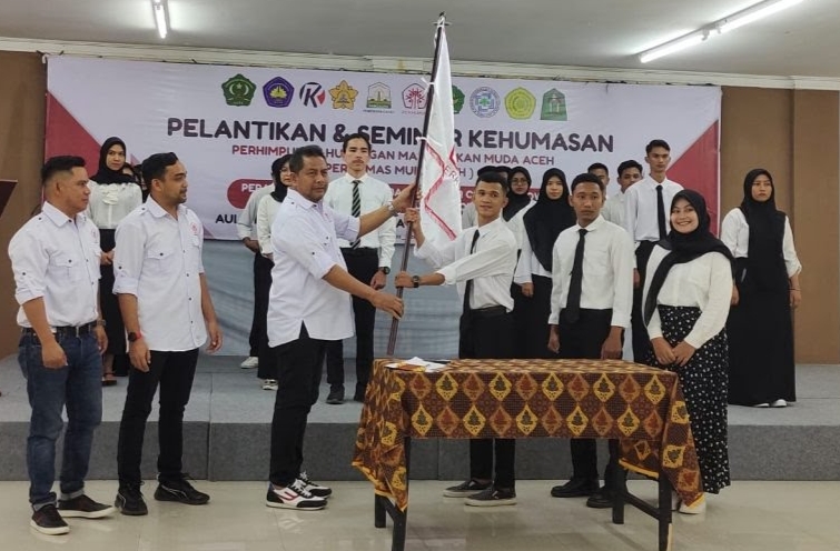 Ketua DPC Perhumas Aceh Amal Hasan menyerahkan Pataka kepada Ketua Perhumas Muda Aceh periode 2023-2026, Assadudin yang baru saja dilantik di aula Politeknik Kutaraja Aceh, Banda Aceh, Sabtu malam (29/7)