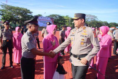 Kapolda Aceh Irjen Pol Ahmad Haydar memberikan ucapan selamat kepada personel Polda Aceh yang naik pangkat di Lapangan Mapolda Aceh, Senin (3/7)