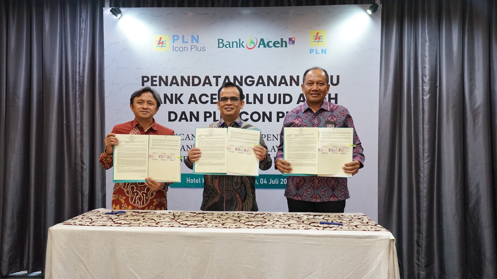 Dirut Bank Aceh Syariah Muhammad Syah, Direktur Keuangan PLN Icon Plus Teguh Widhi Harsono dan GM PLN UID Aceh Parulian Noviandri menandatangani kerja sama di Hotel Kyriad Muraya Banda Aceh pada Selasa (4/7)