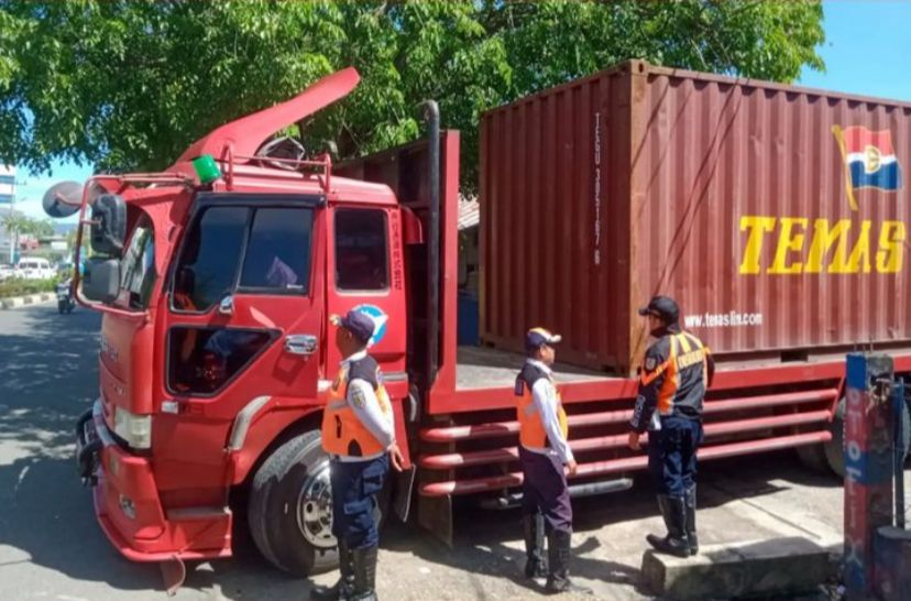 Petugas Dishub menertibkan truk bertonase besar yang mengangkut barang masuk ke dalam kota Banda Aceh