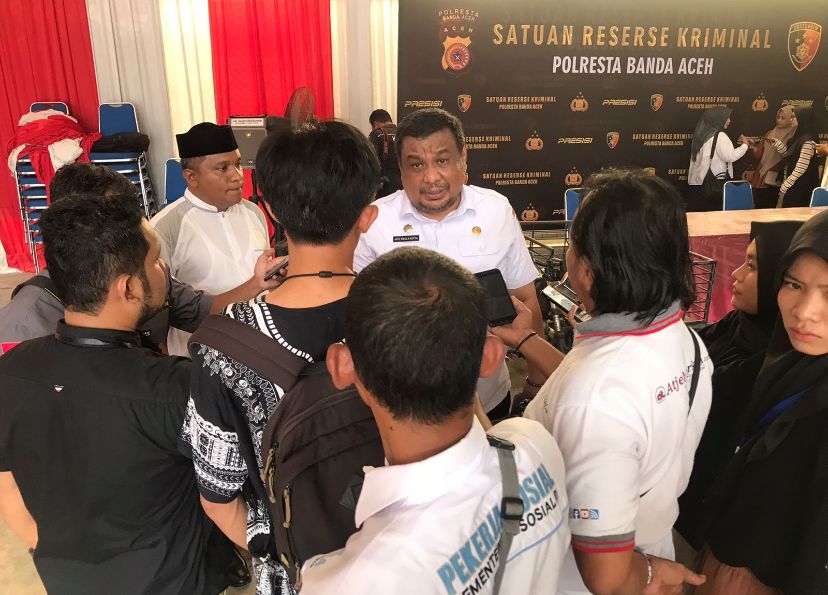 Kepala Dinas Sosial Kota Banda Aceh Arie Maulakafka memberikan pernyataan pers terkait penanganan 4 anak korban eksploitasi dengan modus jualan buah di lampu merah