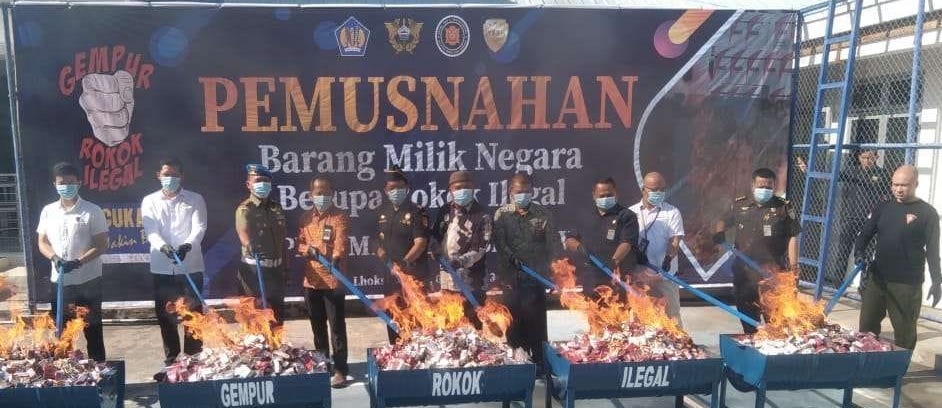 Barang bukti 1,1 juta batang rokok ilegal dimusnahkan oleh Bea Cukai Lhokseumawe dengan cara dibakar di halaman kantor Bea Cukai Lhokseumawe, Kamis (6/7)