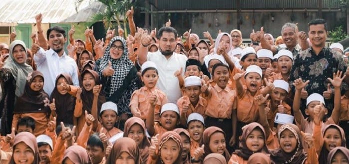 Pj Bupati Aceh Besar Muhammad Iswanto bersama murid SD di kawasan Siron, Kecamatan Kuta Cot Glie, beberapa waktu lalu