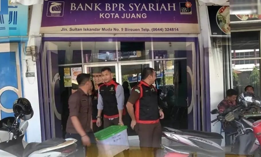 Tim Jaksa Penyidik Bidang Tindak Pidana Khusus Kejari Bireuen melakukan penggeledahan pada Kantor PT BPRS Kota Juang