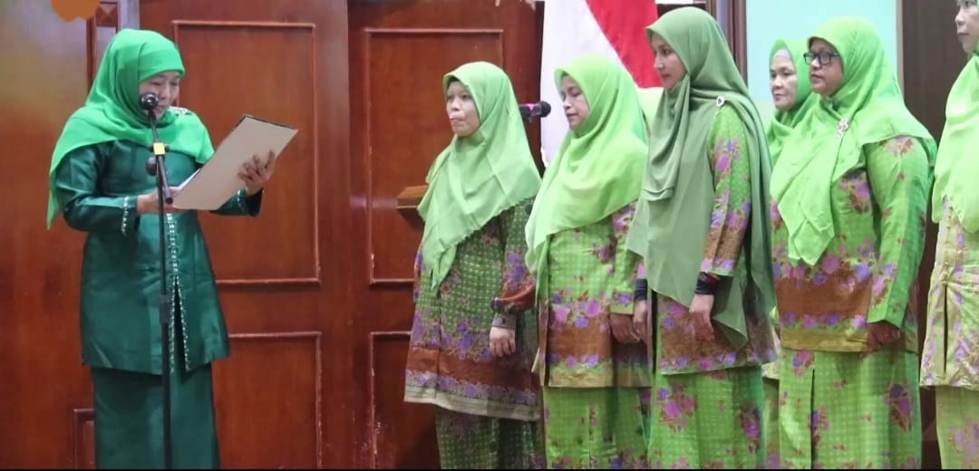 Ketua Umum Pengurus Pusat Muslimat Nahdlatul Ulama Khofifah Indar Parawansa melantik 21 Pimpinan Cabang Muslimat Nahdlatul Ulama se-Aceh, di Anjong Mon Mata Banda Aceh, Sabtu (8/7)