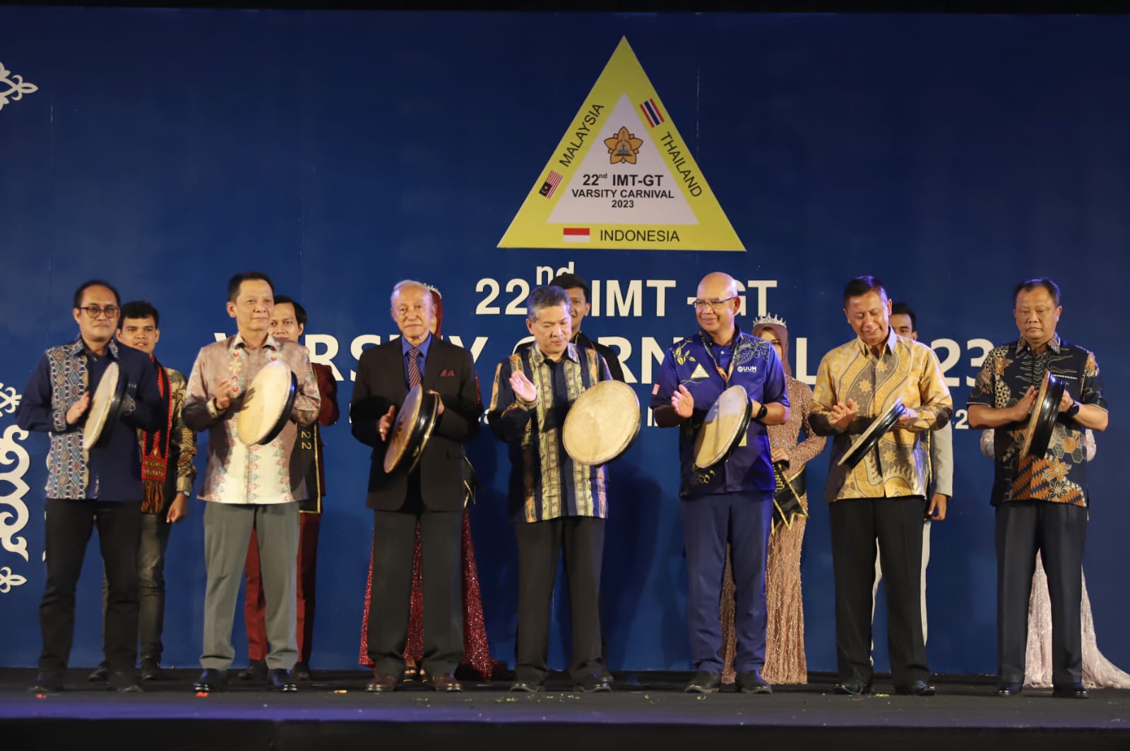 Pembukaan The Indonesia-Malaysia-Thailand Growth Triangle (IMT-GT) Varsity Carnival ke-22 berlangsung semarak di Gedung AAC Dayan Dawood Darussalam, Kampus USK, Ahad malam, 9 Juli 2023