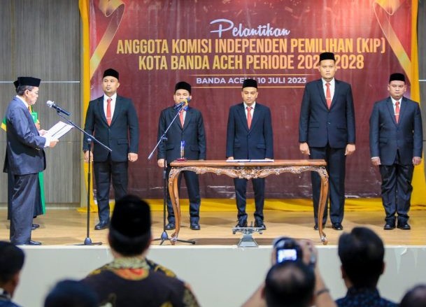 Plh Wali Kota Banda Aceh Amiruddin melantik Anggota KIP Kota Banda Aceh periode 2023-2028 di aula lantai IV Gedung Mawardy Nurdin Balai Kota, Senin (10/7)