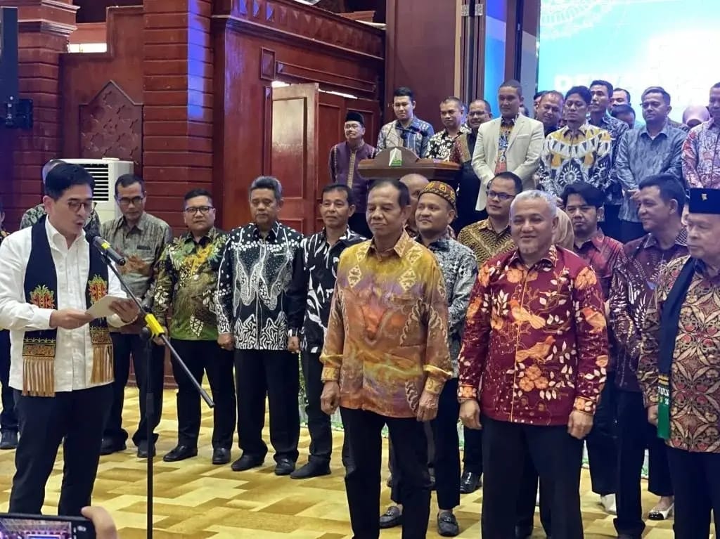 Ketua Umum Kadin Indonesia Mohammad Arsjad Rasjid mengukuhkan Dewan Pengurus Kamar Dagang dan Industri (Kadin) Aceh, di Anjong Mon Mata Banda Aceh, Senin (10/7)