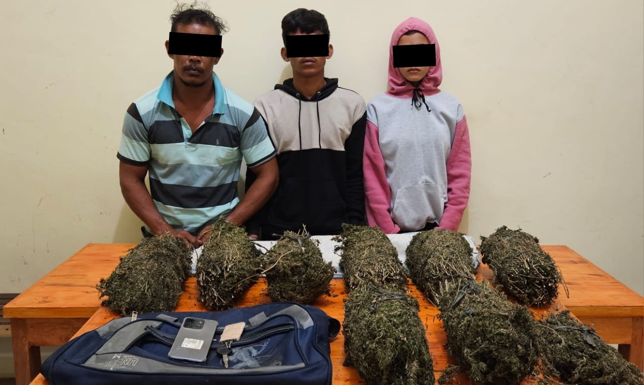 Tim Opsnal Satuan Reserse Narkoba Polres Lhokseumawe menangkap tiga pengedar narkotika jenis ganja di Desa Paya Lhok, Kecamatan Muara Dua
