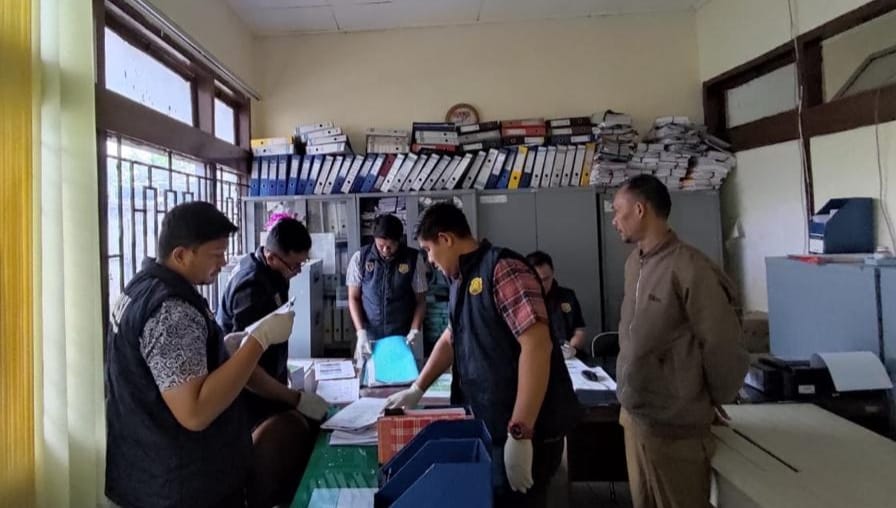 Tim Unit I Subdit Tipidkor Ditreskrimsus Polda Aceh, yang dipimpin Kanit I Subdit III Tipikor menggeledah kantor Dinas Kesehatan Aceh Tengah, Selasa (11/7)