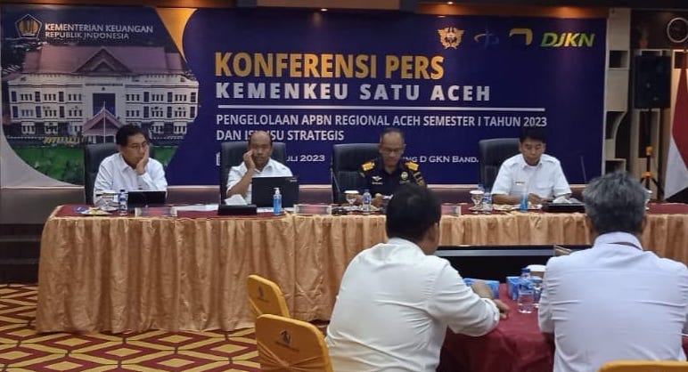 Kepala Perwakilan Kementerian Keuangan Aceh sekaligus Kepala Kanwil Direktorat Jenderal Bea dan Cukai Aceh Safuadi menyampaikan penerimaan pajak Aceh Semester I 2023