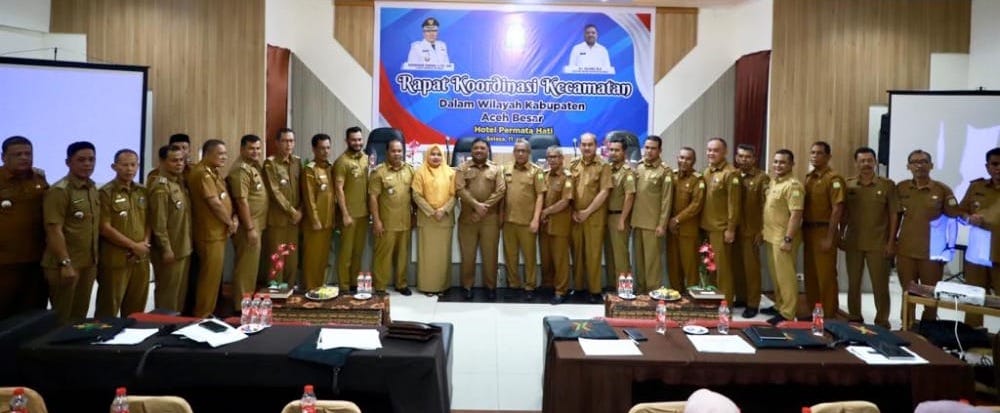 Pj Bupati Aceh Besar Muhammad Iswanto diwakili Sekda Sulaimi foto bersama seluruh peserta Rakor Kecamatan se-Aceh Besar di Aula Hotel Permata Hati, Kecamatan Ingin Jaya, Selasa (11/7)