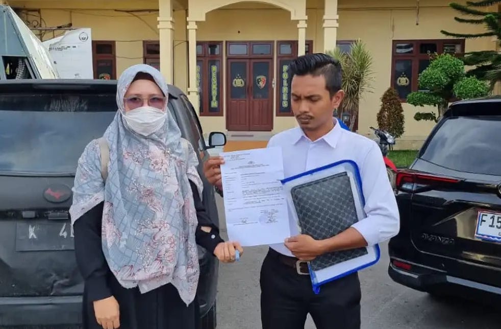 Korban dugaan pelecehan seksual berinisial AD (38) didampingi kuasa hukum melaporkan oknum ASN Kantor Kemenag Langsa ke Polres Langsa, Selasa (11/7)