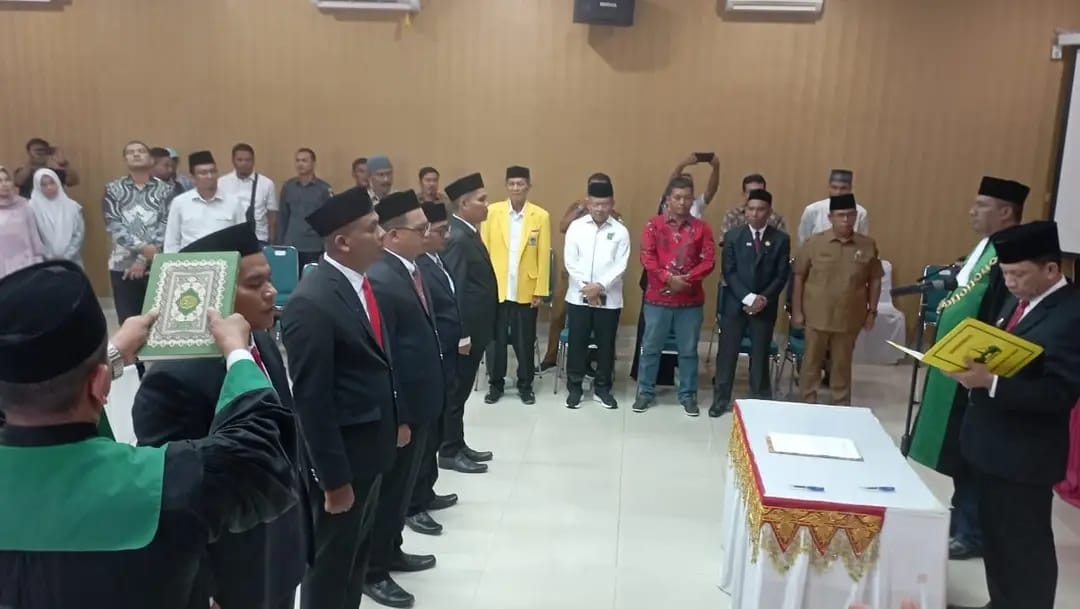 Pj Bupati Bireuen Aulia Sofyan melantik lima Anggota KIP Bireuen, periode 2023-2028, Senin (10/7) siang di Oproom Setdakab Bireuen
