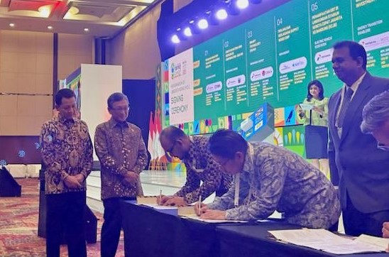 Menteri ESDM Arifin Tasrif dan Pj Gubernur Aceh Achmad Marzuki menyaksikan penandatanganan Perjanjian Komitmen Wilayah Kerja Panas Bumi (WKP) Seulawah Agam antara PT PEMA dan PT PGE di ICE Bumi Serpong Damai (BSD) Tangerang, Banten, Rabu (12/7)