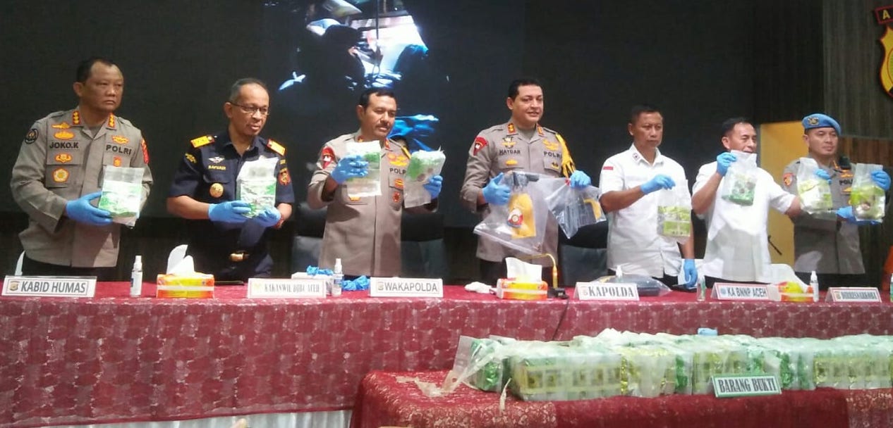 Kapolda Aceh Irjen Ahmad Haydar didampingi Wakapolda Aceh Brigjen Pol Syamsul Bahri, Kakanwil DJBC Aceh Safuadi, Dirresnarkoba Kombes Pol Shobarmen, Kepala BNNP Aceh memperlihatkan barang bukti 57 sabu, pada konferensi pers di aula Presisi Polda Aceh Rabu (12/7)