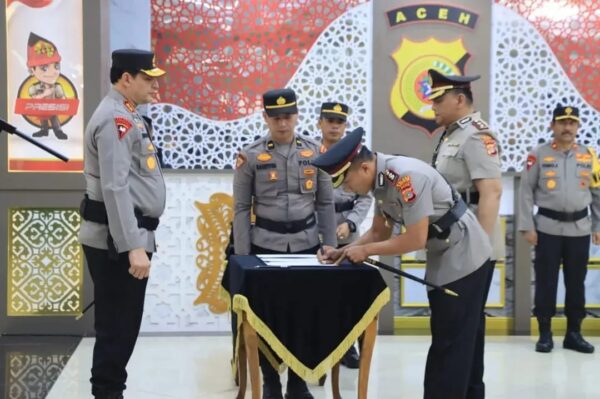 Kapolda Aceh Irjen Pol Ahmad Haydar memimpin upacara Serah Terima Jabatan (Sertijab) Kapolres Bireuen dari AKBP Mike Hardy Wirapraja kepada AKBP Jatmiko, Rabu (12/7)
