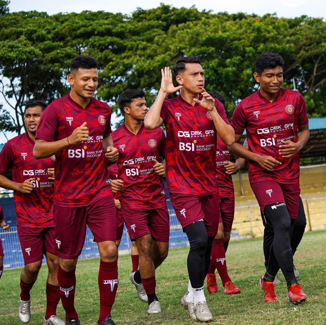 Pemain Persiraja memakai jersey yang terpasang logo PT Bank Syariah Indonesia (BSI), yang menjadi sponsor Persiraja Banda Aceh untuk turnamen Pra-Musim Liga 2 Indonesia 2023/2024