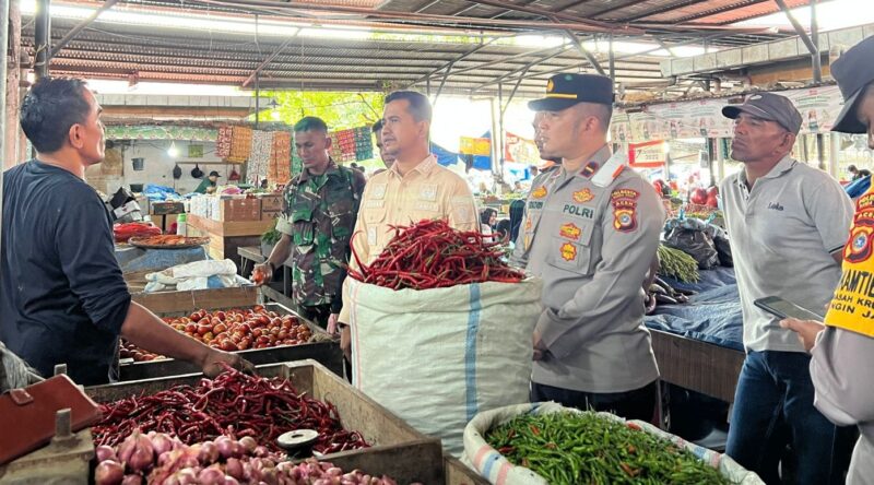 Kapolsek Ingin Jaya Ipda M Izazaya bersama Camat Ingin Jaya Al Mubarak Akbar melakukan pemantauan harga kebutuhan bahan pokok di Pasar Induk Lambaro, Kamis (13/7)