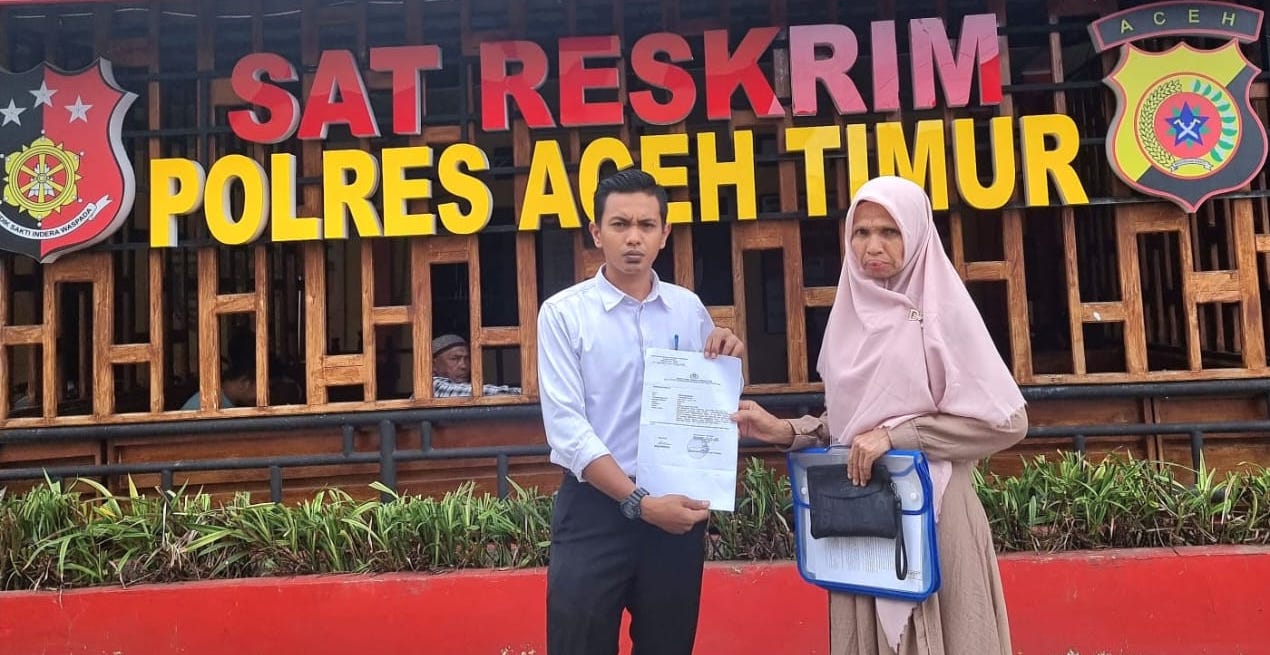 Korban pemalsuan tanda tangan saat melaporkan oknum pegawai Bank BSI di Idi ke Polres Aceh Timur