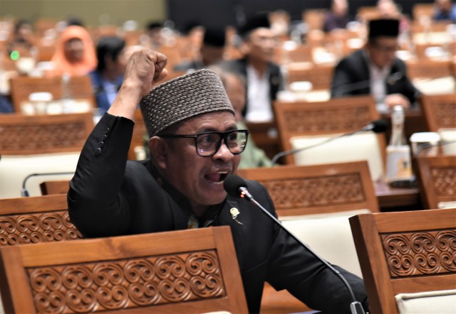 Anggota Komisi VI DPR RI, Rafly Kande saat interupsi, di Ruang Rapat Paripurna DPR RI, Senayan, Jakarta, Kamis (13/7)